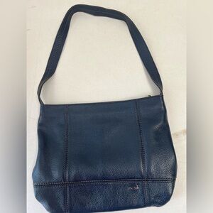 THE SAK NAVY BLUE LEATHER SHOULDER BAG. 
MEDIUM SIZE. TEXTURED FINISH   LIKE NEW